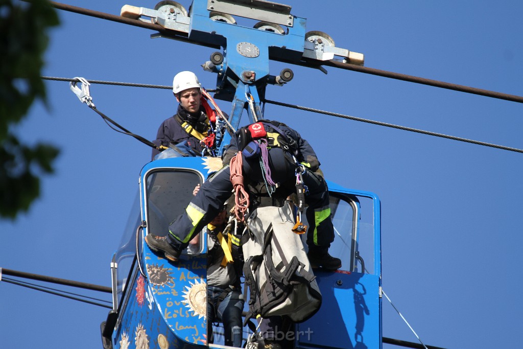 Koelner Seilbahn Gondel blieb haengen Koeln Linksrheinisch P566.JPG